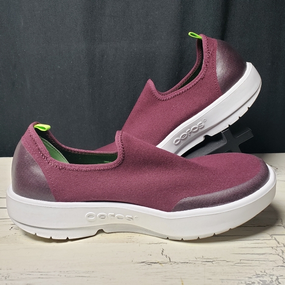 OOFOS OOmg eeZeeLow Sneakers in Burgundy - Women's size 9.5 - Picture 2 of 13